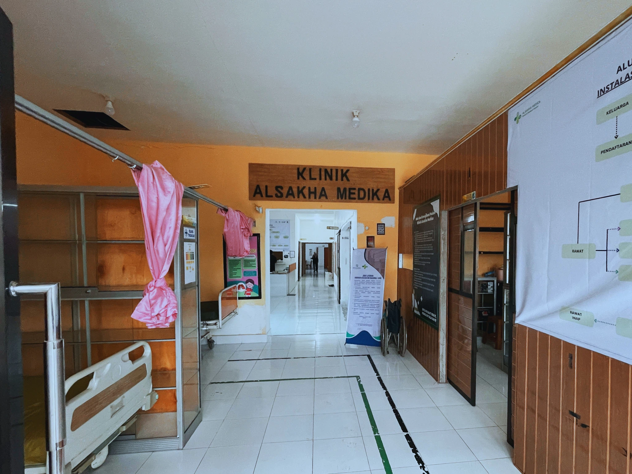 Foto fasilitas: Koridor & navigasi. Sirkulasi pasien yang mudah diikuti dan ramah difabilitas.
