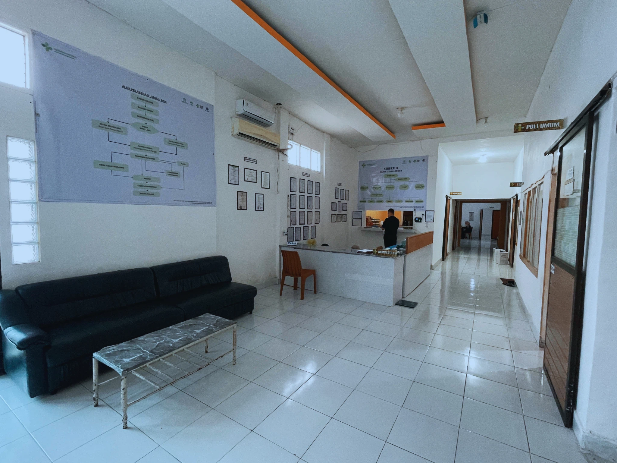 Foto fasilitas: Front desk. Pendaftaran dan informasi layanan dalam satu titik koordinasi.