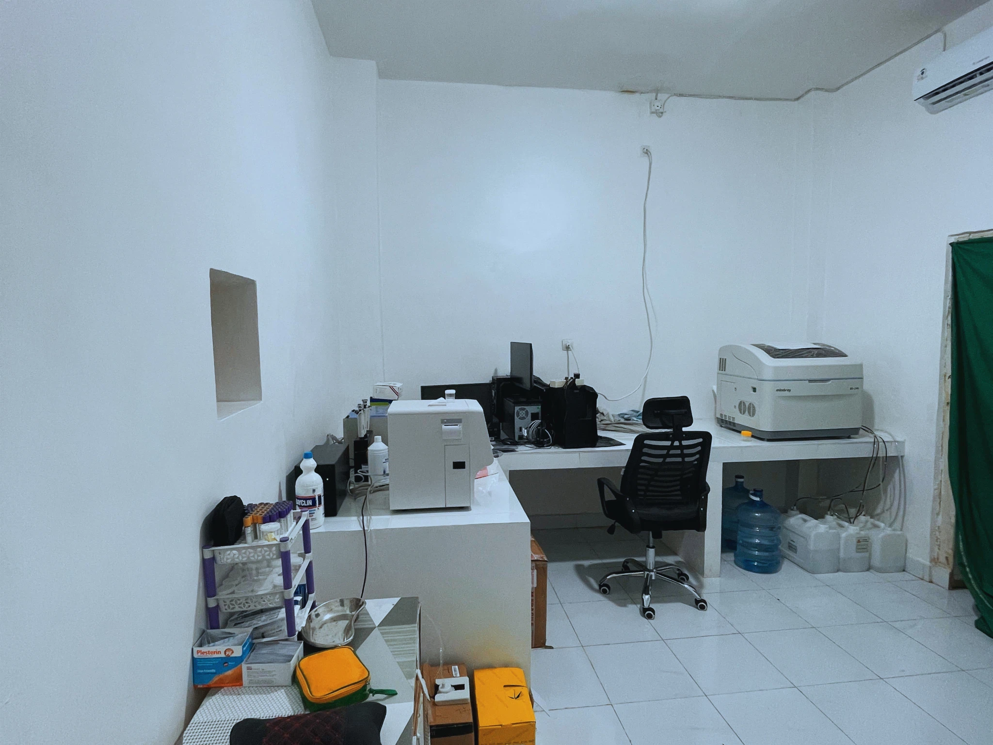 Foto fasilitas: Laboratorium. Penunjang diagnostik dengan tata ruang higienis dan terkontrol.